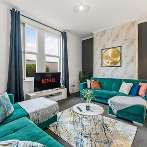 20 Percent Off! Stylish Abode Sleeps 12 Sheffield